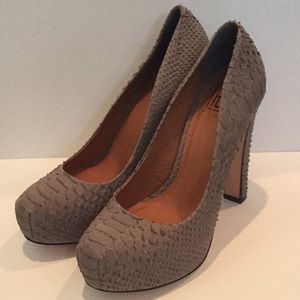 Pour La Victoire grey snake skin pumps